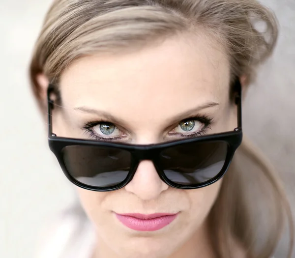 Schöne Mode Mädchen Porträt mit Sonnenbrille — Stockfoto