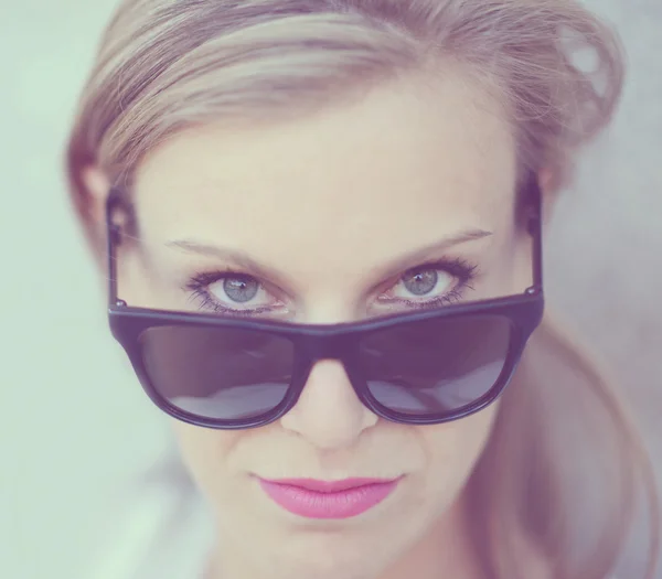 Schöne Mode Mädchen Porträt mit Sonnenbrille — Stockfoto