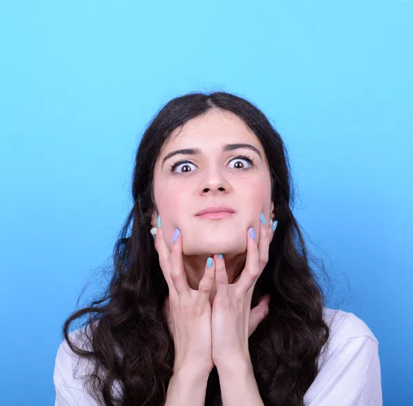 Portret van boos meisje tegen blauwe achtergrond — Stockfoto