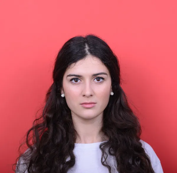 Retrato de hermosa mujer feliz sobre fondo rojo — Foto de Stock