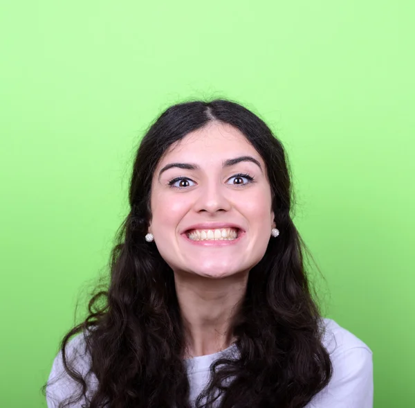 Portret van mooie jonge vrouw die lacht tegen groene CHTERGRO — Stockfoto