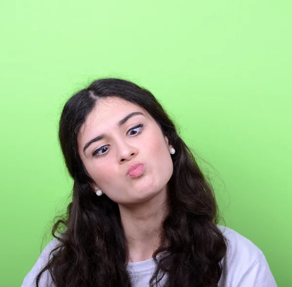 Retrato de chica con cara divertida contra fondo verde — Foto de Stock