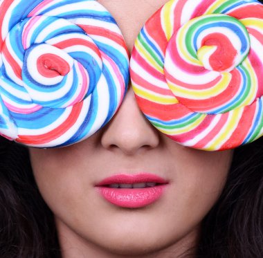 lolipop gözlüklü kadın portresi