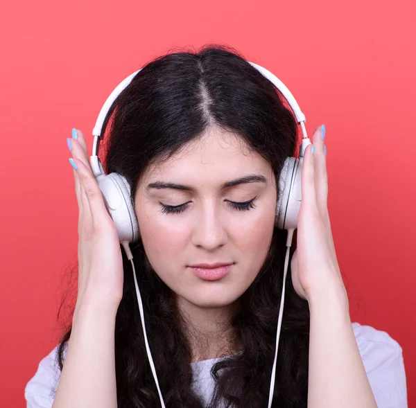 Retrato de menina adolescente feliz dançando e ouvindo música contra — Fotografia de Stock