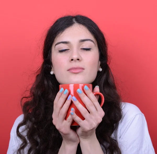 Retrato de mulher feliz desfrutando xícara de café contra backg vermelho — Fotografia de Stock