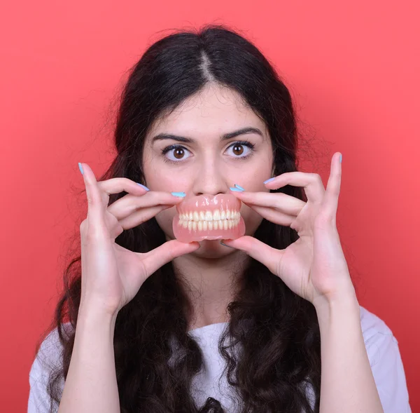 Retrato de mujer feliz con sonrisa sana sosteniendo la prótesis dental de nuevo —  Fotos de Stock