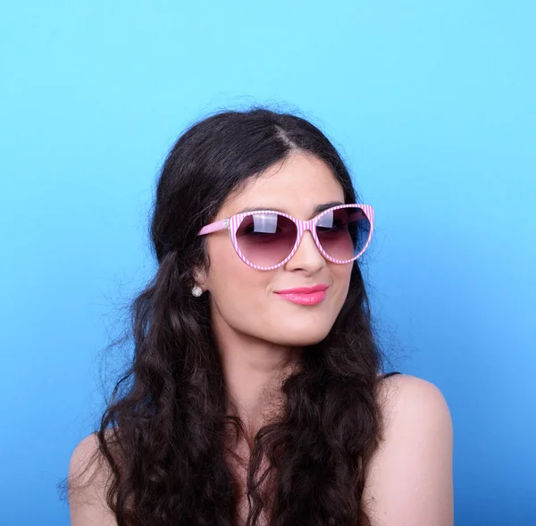 Kék háttér retro szemüveges nő portréja — Stock Fotó