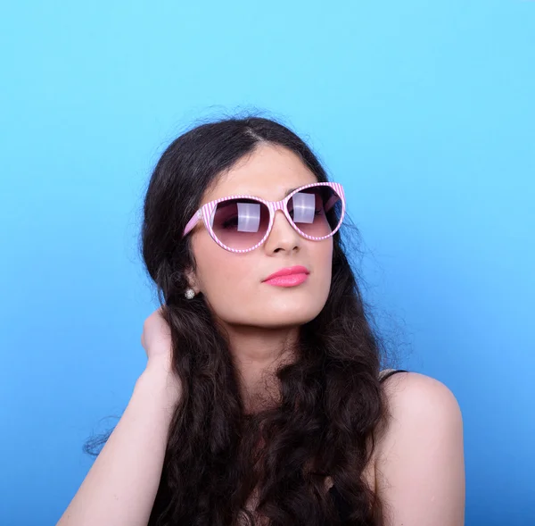 青い背景とレトロなメガネと女性のポートレート — ストック写真