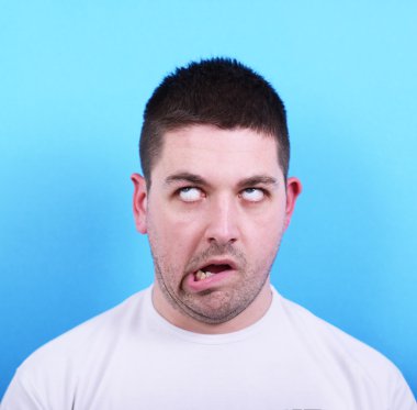 komik yüzü olan adam portresi