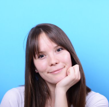 mavi arka plan güzel mutlu bir kadın portresi