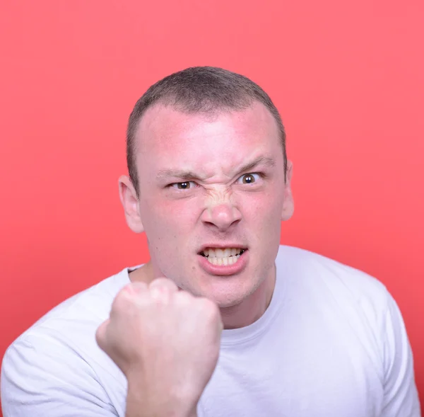 Retrato de hombre enojado gritando mostrando puño contra el backgro rojo —  Fotos de Stock