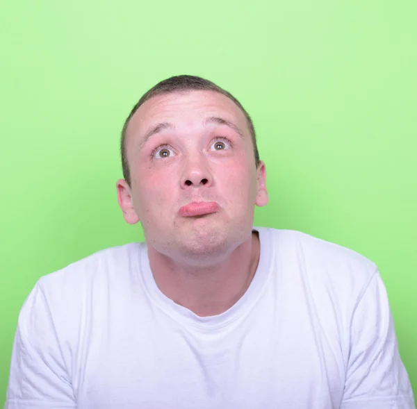 Porträt eines verzweifelten Mannes vor grünem Hintergrund — Stockfoto