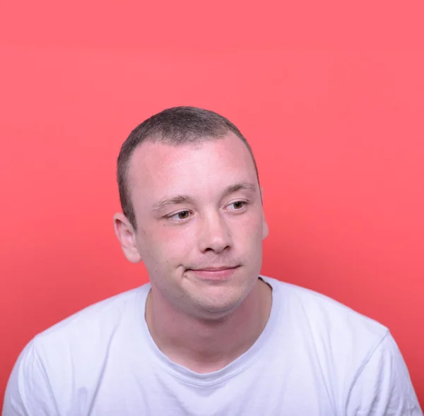 Porträt eines verzweifelten Mannes vor rotem Hintergrund — Stockfoto
