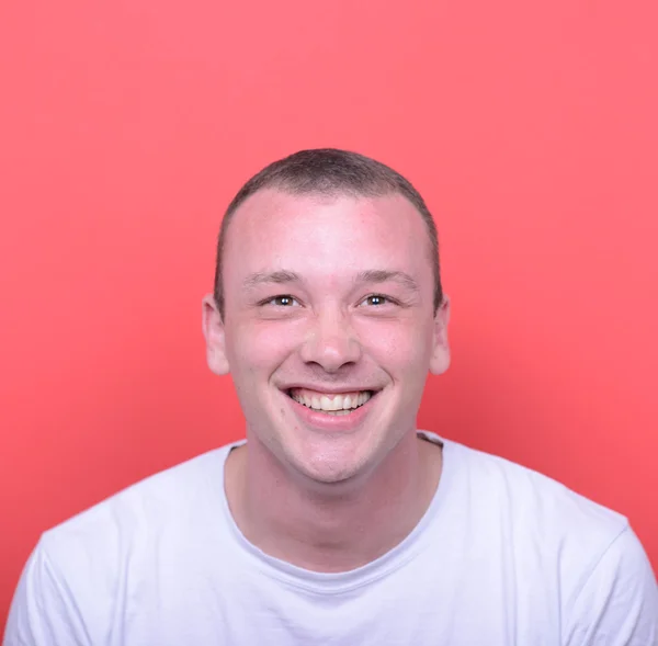 Portret van knappe man die lacht tegen rode achtergrond — Stockfoto