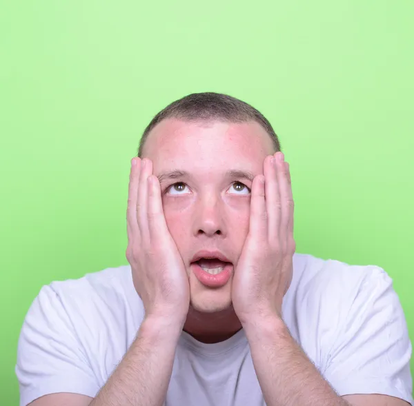 Portret van trieste man op zoek tegen groene achtergrond — Stockfoto