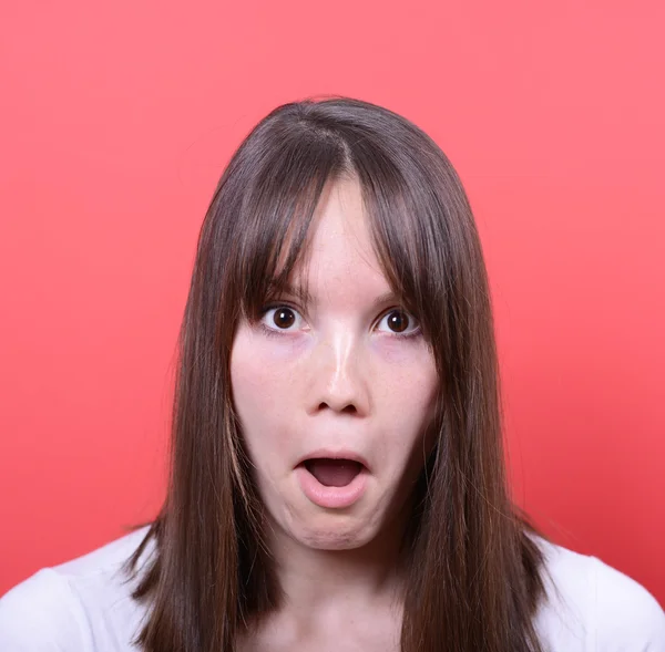 Retrato de chica asombrada sobre fondo rojo —  Fotos de Stock