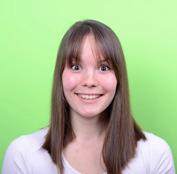 Retrato de hermosa mujer sorprendida sobre fondo verde — Foto de Stock