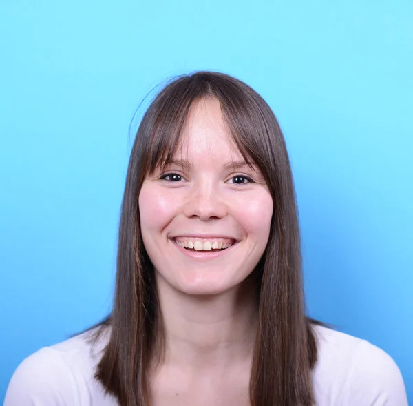 Retrato de mulher bonita com sorriso hge contra backgrou azul — Fotografia de Stock