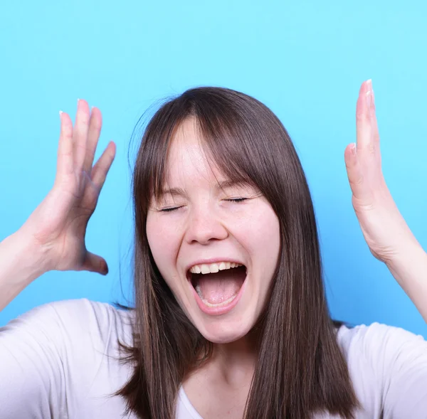 Ritratto di ragazza che urla contro lo sfondo blu — Foto Stock