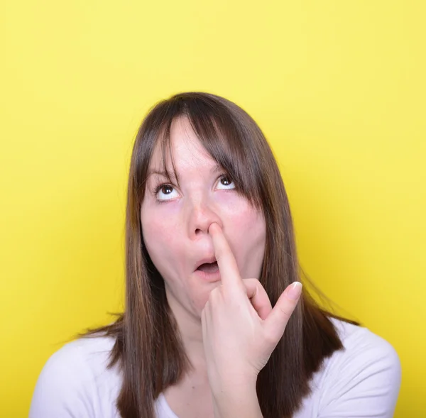 Portret van meisje met vinger in haar neus — Stockfoto