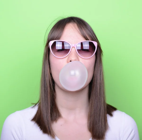 那个戴眼镜制作泡泡糖的气球女孩的画像 — 图库照片