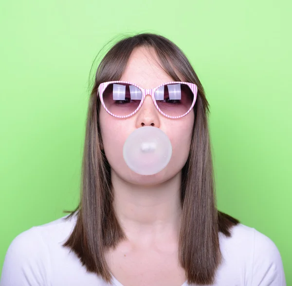 Portrait of girl with retro glasses making balloon with bubble g — Stock Photo, Image