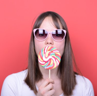 retro gözlük ve lolipop kırmızı ba karşı olan kadın portresi