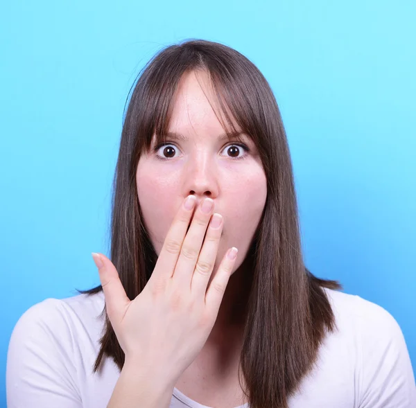 Portrait of girl with shock gesture against blue background — Stock Photo, Image