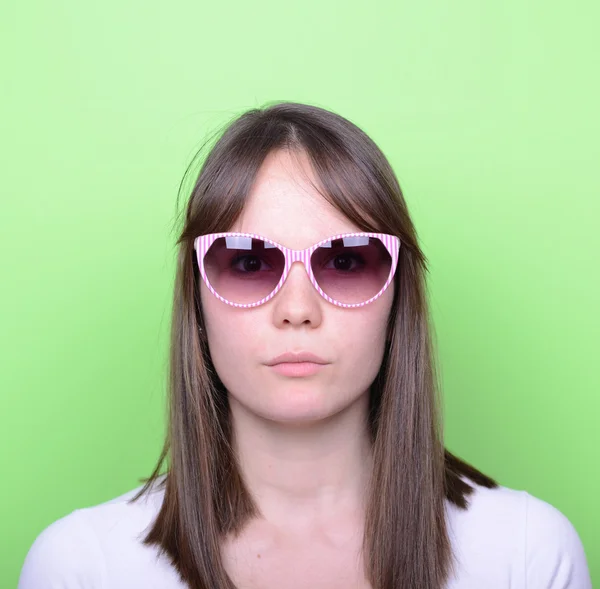 Porträt einer Frau mit Retro-Brille vor grünem Hintergrund — Stockfoto