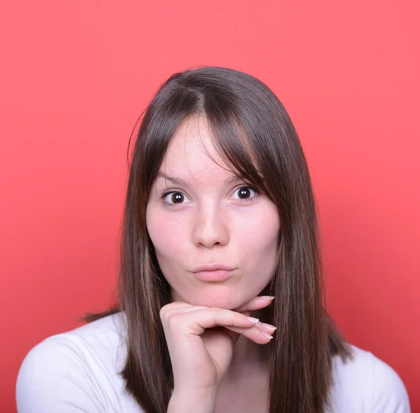 Portret van vrouw met sensuele look tegen rode achtergrond — Stockfoto