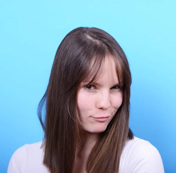 Portret van vrouw met sexy look tegen blauwe achtergrond — Stockfoto