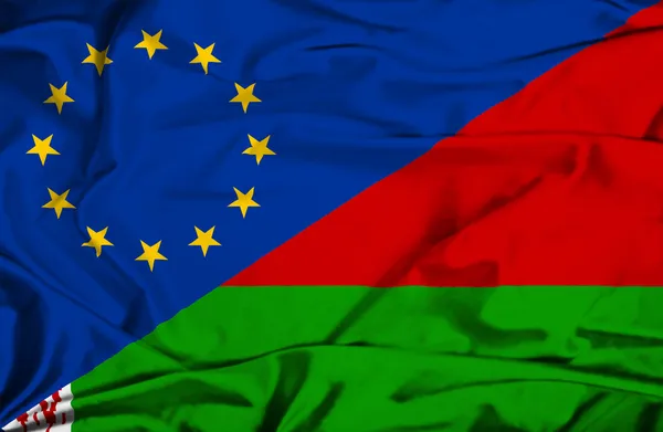 Vlající vlajka Běloruska a eu — Stock fotografie