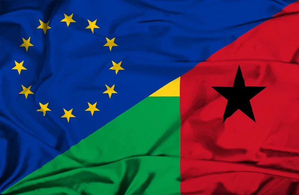 几内亚比绍和欧盟那飘扬的旗帜 — 图库照片
