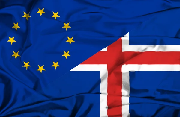 Κουνώντας τη σημαία της Ισλανδίας και της ΕΕ — Φωτογραφία Αρχείου