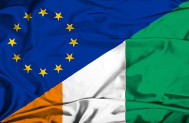 Fildişi Sahili ve AB bayrağı sallayarak