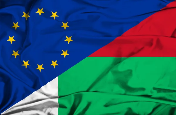 Vlající vlajka Madagaskaru a eu — Stock fotografie