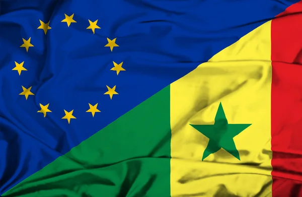 Bandeira ondulada do Senegal e da UE — Fotografia de Stock