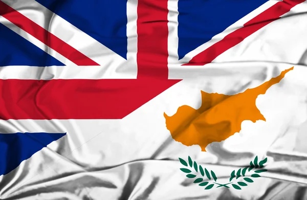 Macha flagą Cypru i Wielkiej Brytanii — Zdjęcie stockowe