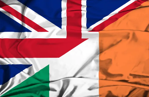 Drapeau agitant de l'Irlande et du Royaume-Uni — Photo