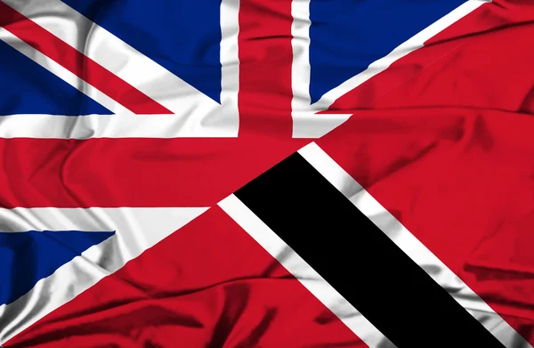 Trinidadin, Tobagon ja Yhdistyneen kuningaskunnan lipun heiluttaminen — kuvapankkivalokuva