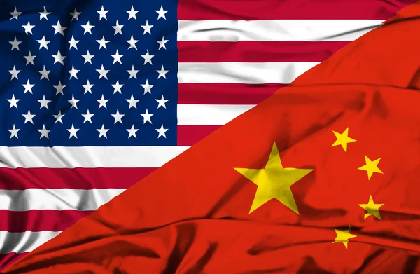 Κουνώντας τη σημαία της Κίνας και ΗΠΑ — Φωτογραφία Αρχείου