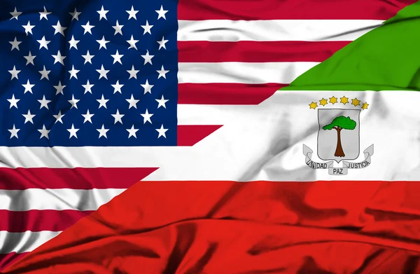 赤道の giuinea とアメリカの旗を振っています。 — ストック写真
