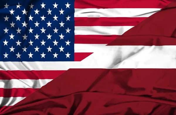 Flagge von Lettland und den USA schwenken — Stockfoto