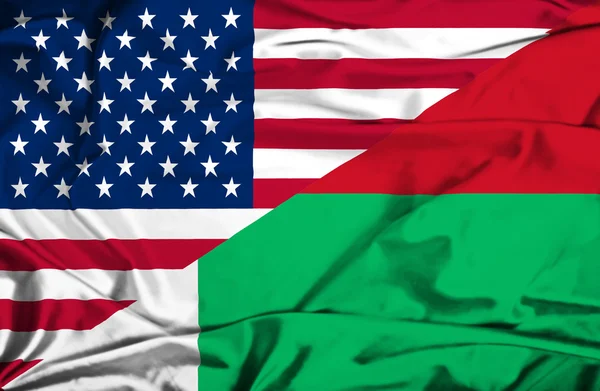 マダガスカル、米国の旗を振っています。 — ストック写真