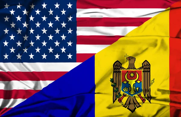 Drapeau agitant de Moldavie et des Etats-Unis — Photo