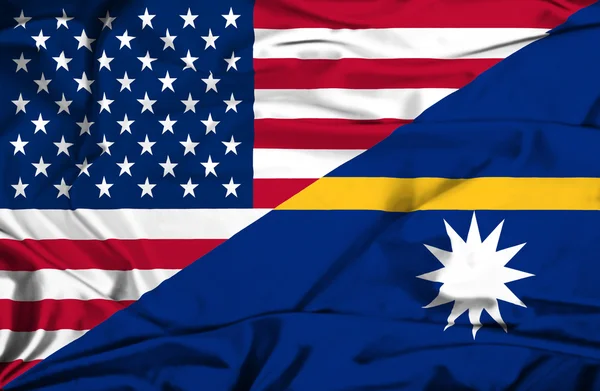 Bandeira acenando de Nauru e EUA — Fotografia de Stock