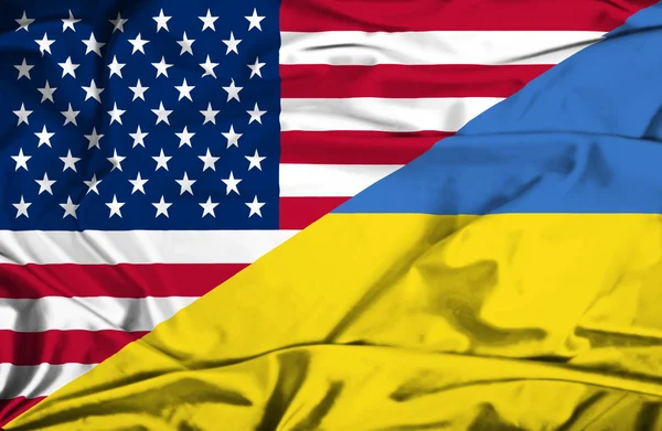 Flagge der Ukraine und der USA schwenken — Stockfoto