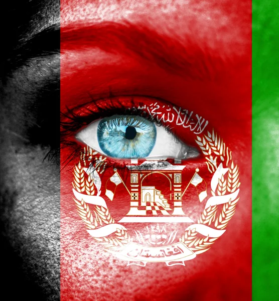 Vrouw gezicht beschilderd met vlag van afghanistan — Stockfoto