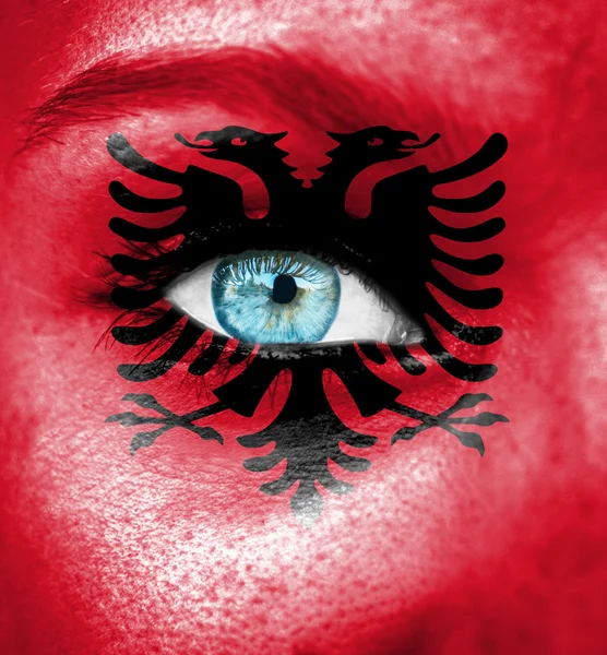 Kvinna ansikte målade med flagga Albanien — Stockfoto