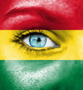 Bolivya'nın bayrağı ile kadın yüzü boyalı